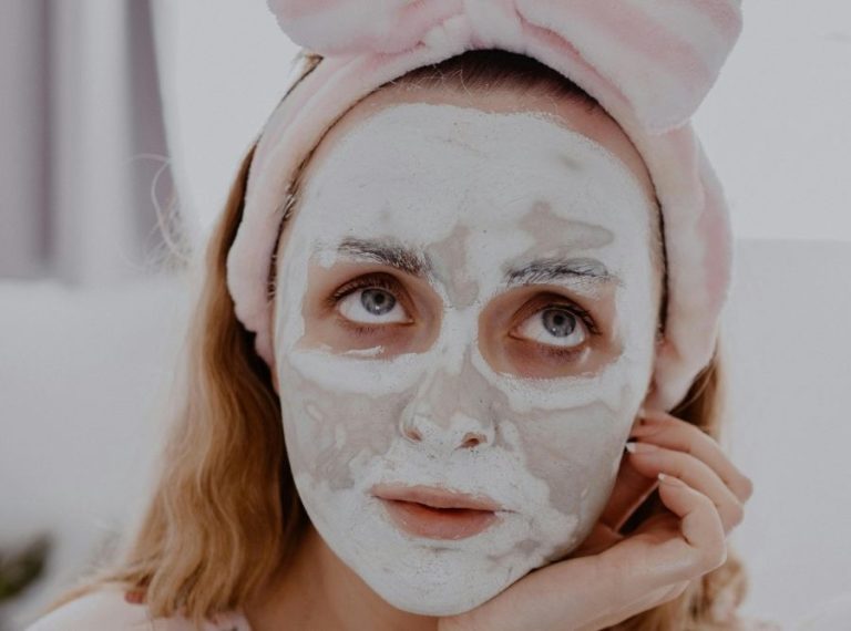 Mituri despre îngrijirea pielii iarna, demontate. Dermatologii explică ce funcționează pentru pielea uscată și ternă