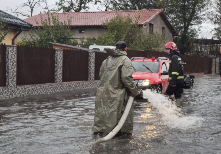 Alertă de inundații: Cod galben și Cod portocaliu pe râuri din 14 județe. Apele pot ieși din matcă