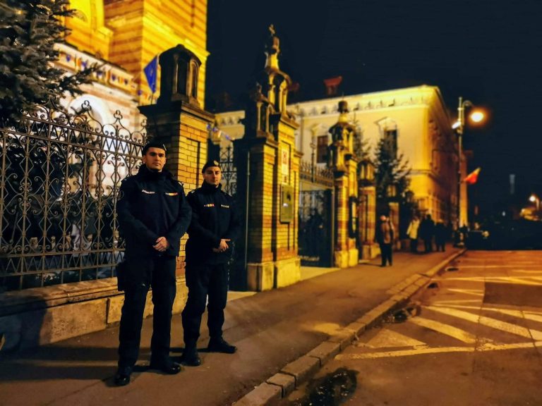 Slujba de sfințire a Agheasmei Mari, în zona Catedralei Mitropolitane din Sibiu. Recomandările jandarmilor