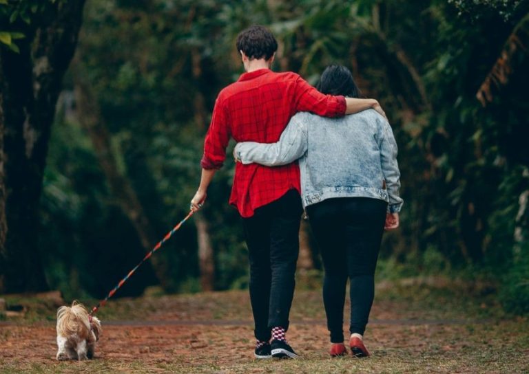 Cinci minute de mers pe jos pe zi pot reduce riscul de deces cu 10%, arată un nou studiu