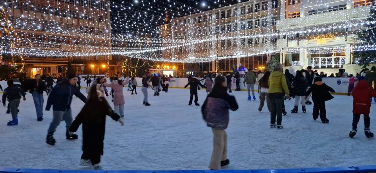 Peste 7.300 de copii și adulți au cumpărat bilete și abonamente la patinoarul din Mediaș