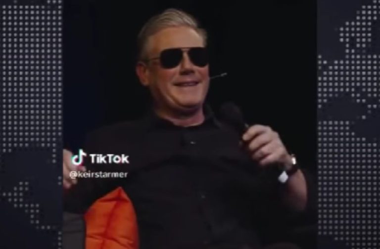 Moment viral la Londra: Premierul britanic Keir Starmer îl ironizează pe Emmanuel Macron, cu ochelari aviator și salut în franceză