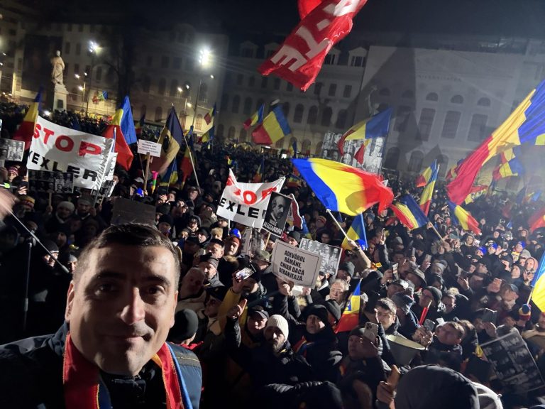 FOTO: Mii de oameni au protestat în București. S-a scandat ” Turul doi, înapoi”, iar un motociclist a afișat mesajul „Marș la Moscova”