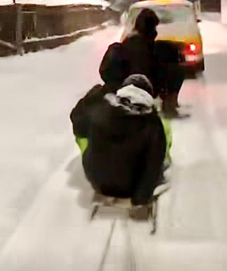 Un tânăr aflat pe o sanie tractată de o mașină a murit. NU mai legați sania de autoturism