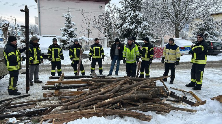Totul e gata pentru petrecere: Ionii din Copșa Mică, sărbătoriți în aer liber