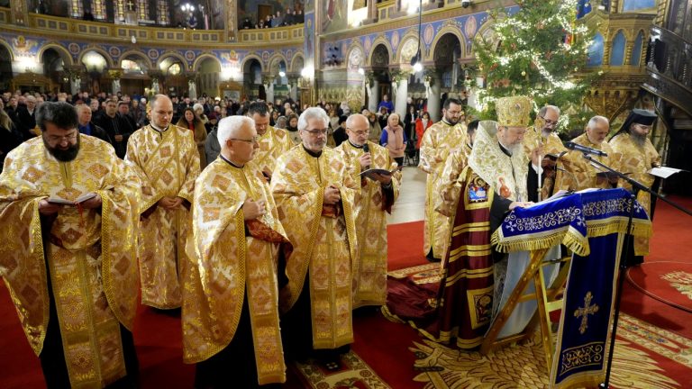 FOTO: Mulți sibieni au trecut în noul an prin rugăciune. Catedrala Mitropolitană a fost plină miercuri noaptea