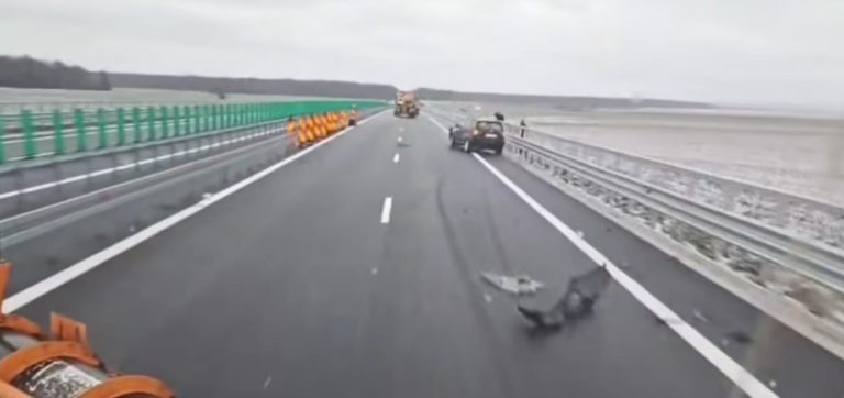 VIDEO: Un șofer grăbit și-a avariat mașina și parapetul de siguranță. NU DEPĂȘIȚI utilajele de deszăpezire