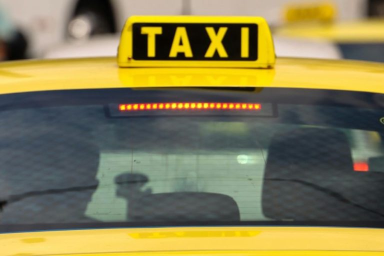 Taximetrist înjunghiat de trei minori, în Mureș. Conflictul ar fi pornit de la plata cursei
