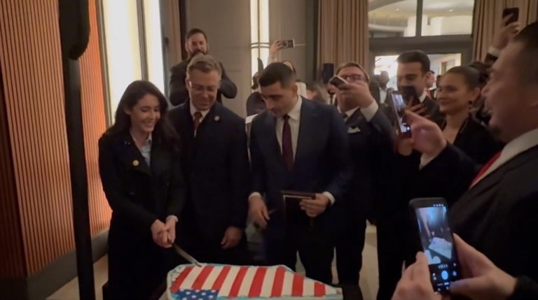 Probleme pentru George Simion după ce a tăiat tortul în forma Groenlandei. „Cerem instituțiilor statului să investigheze aceste acte de trădare a intereselor naționale”