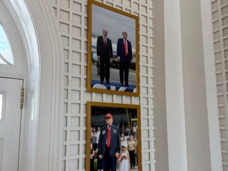 Trump a expus la Casa Albă o fotografie înrămată cu Vladimir Putin, realizată la summitul din Alaska