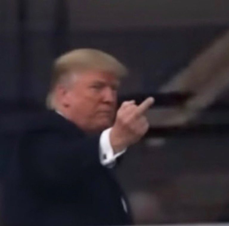 VIDEO/FOTO: Gest inimaginabil făcut de Donald Trump: i-a arătat degetul mijlociu unui angajat