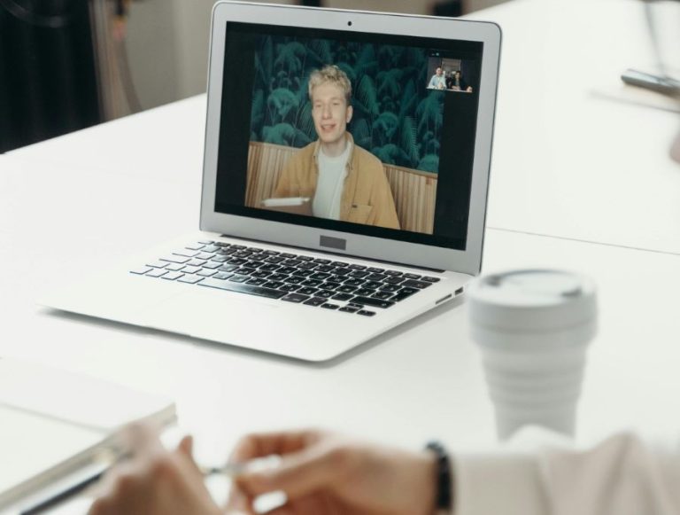 Franța renunță la Microsoft Teams și Zoom. Guvernul va folosi Visio, o platformă națională