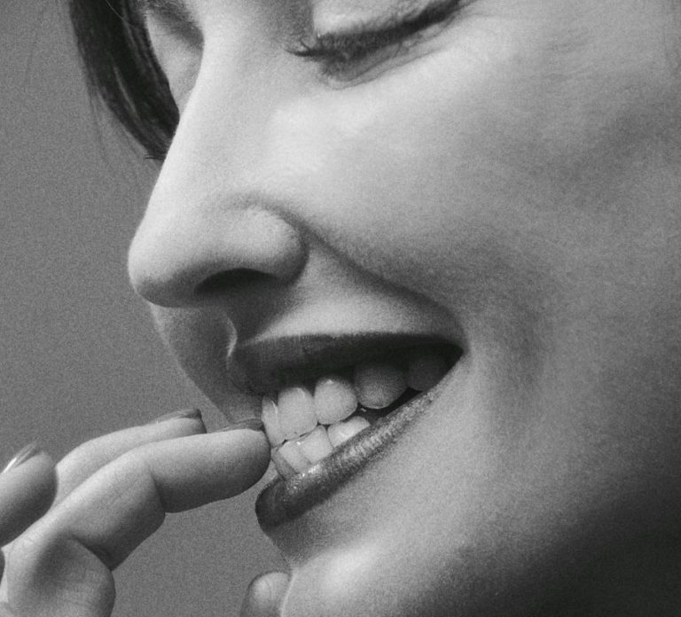 Adevăratul motiv pentru care îți rozi unghiile, amâni lucrurile și te autosabotezi. Un psiholog clinician explică de ce toate astea pot fi puse pe seama instinctului de supraviețuire