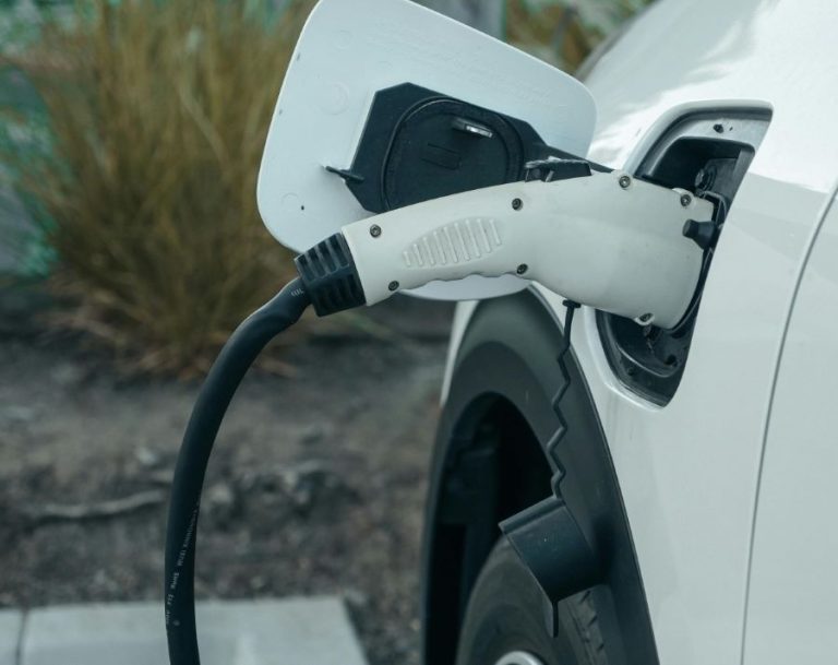 Mașinile electrice vor putea fi încărcate și în Turnu Roșu și Sebeșul de Jos. Trei noi stații de încărcare au fost date în folosință