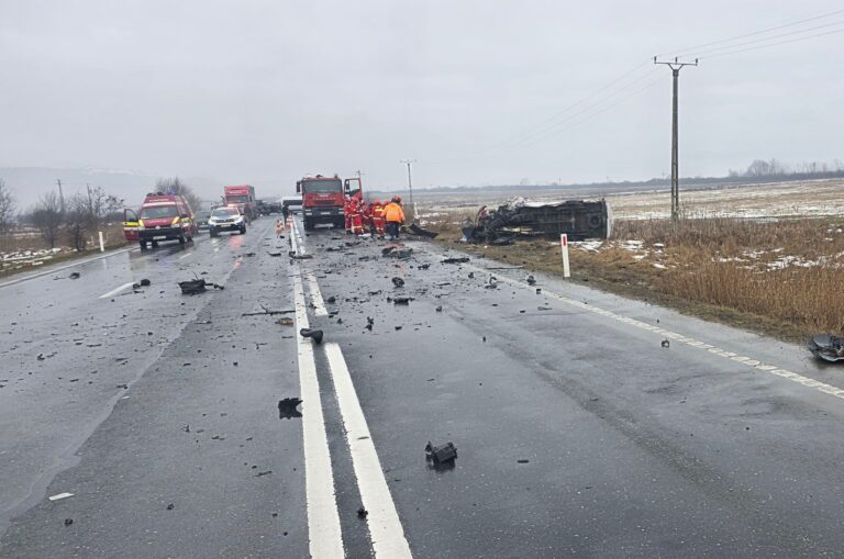 FOTO/ULTIMA ORĂ: Accident mortal în județul Sibiu. Un mort și doi răniți grav pe DN 1