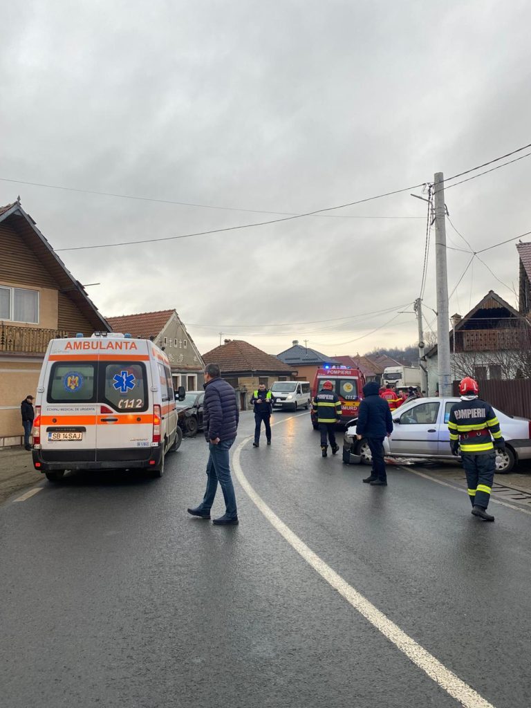 FOTO/ULTIMA ORĂ: Trei persoane transportate la spital după un accident pe DN 1