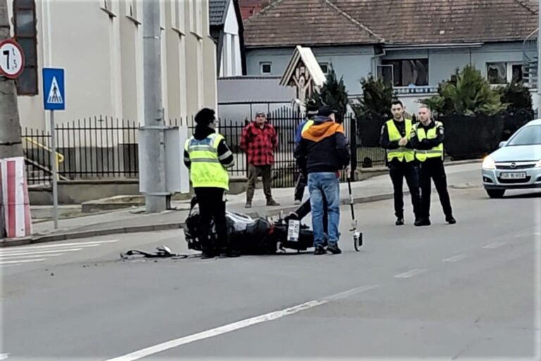 FOTO/ULTIMA ORĂ: Tânăr motociclist cu traumatism de bazin după un accident rutier