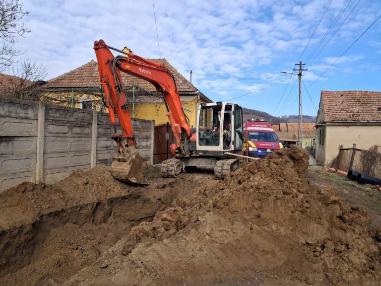 FOTO: Bărbat prins sub un mal de pământ. A fost solicitat elicopterul SMURD