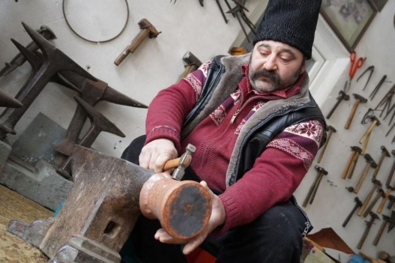 „Căldărarul de la Calvin Klein” – Povestea lui Victor Clopotar, din Brateiu, meșterul sibian care duce cuprul românesc în lume