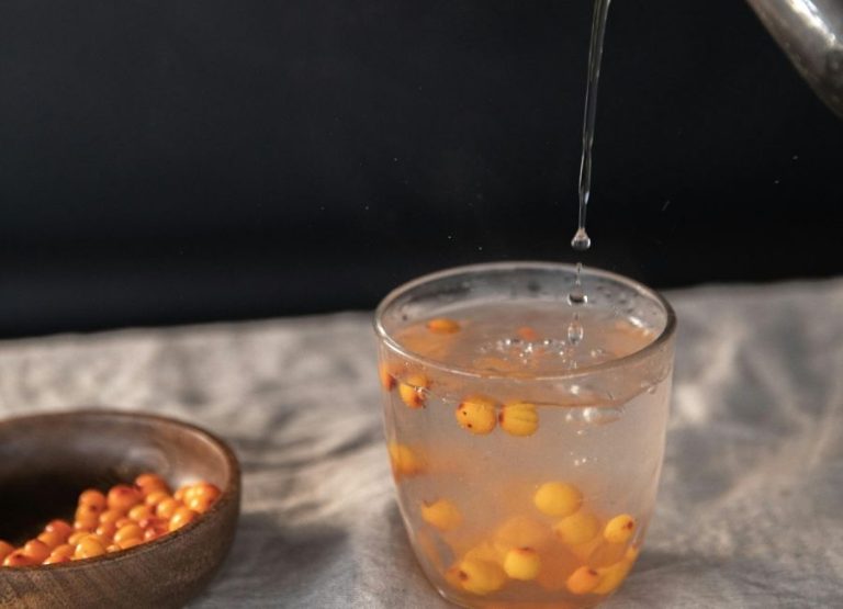 Iată care este ceaiul-minune al iernii: are mai multă vitamina C decât citricele, întărește imunitatea și ajută la slăbit