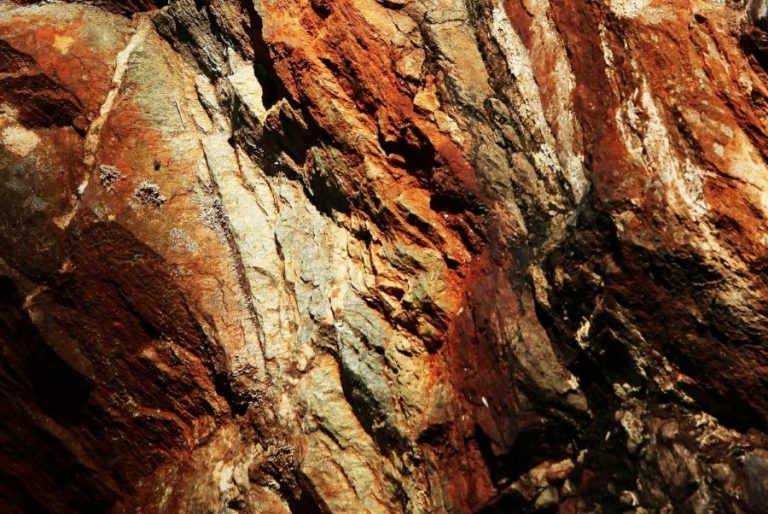 România intră în cursa globală pentru minerale critice. Țara noastră, la masa marilor puteri, în lupta pentru resursele viitorului