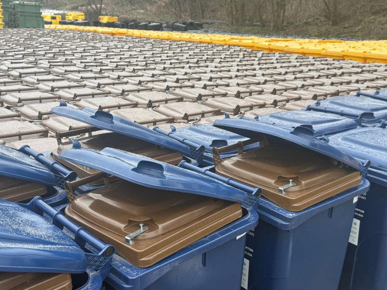 FOTO: La Copșa Mică se distribuie tomberoanele pentru colectare selectivă