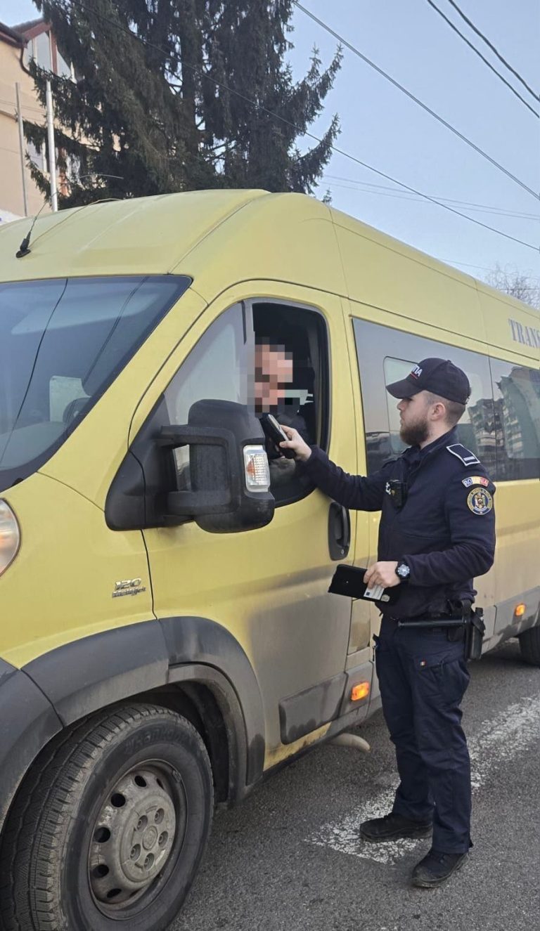 FOTO: Microbuzele pentru transportul elevilor, la control. Ce au descoperit polițiștii sibieni