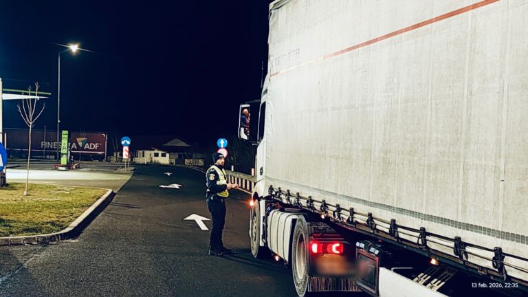 FOTO: Șoferul unui autocamion, amendat cu mii de lei pentru că nu a utilizat cartela tahograf