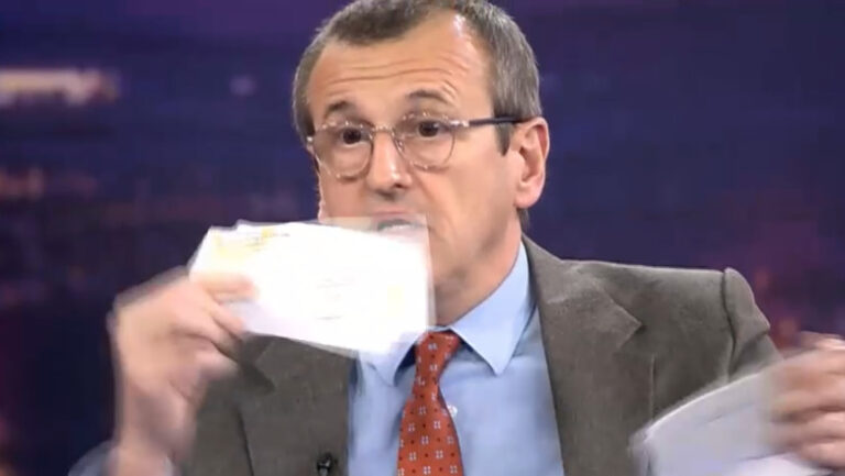 FOTO: Gest nemaivăzut. Umilit de guvernanți, un profesor și-a rupt diploma de doctor în direct la TV