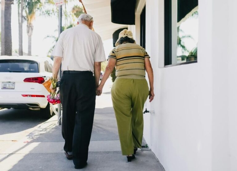 Descoperirea științifică: Îmbătrânirea accelerată are loc la 44 și 60 de ani. Ce se întâmplă în corp și cum poți preveni declinul