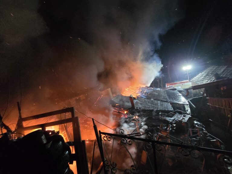 VIDEO/FOTO: Nenorocire în Dârlos. Casă și anexă, distruse de un incendiu