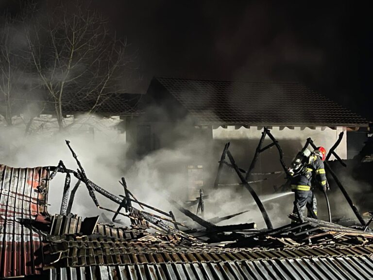 FOTO: Două familii au rămas fără locuință. Comunitatea din Dârlos se mobilizează pentru sprijinirea lor