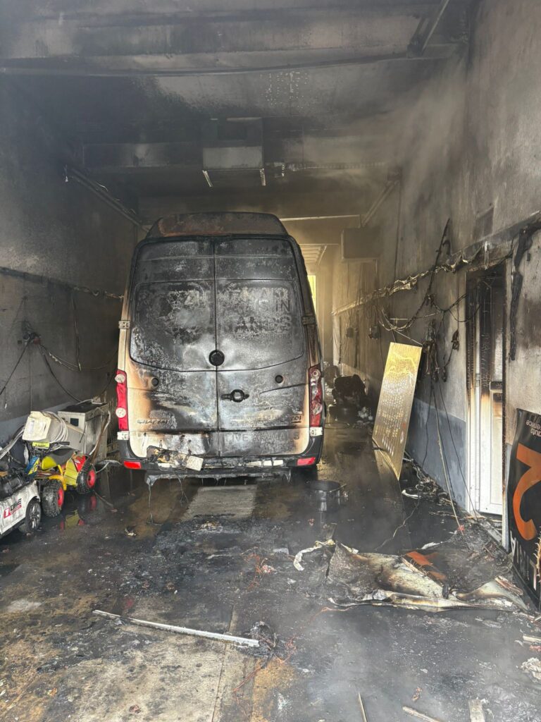 VIDEO/FOTO: Incendiu la un service auto din Sibiu. Focul a distrus o dubă și un buggy electric