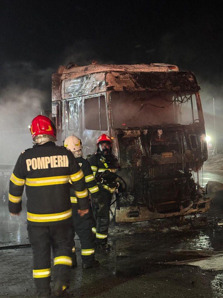 FOTO/ULTIMA ORĂ: Incendiu violent pe Valea Oltului. A ars un autocamion
