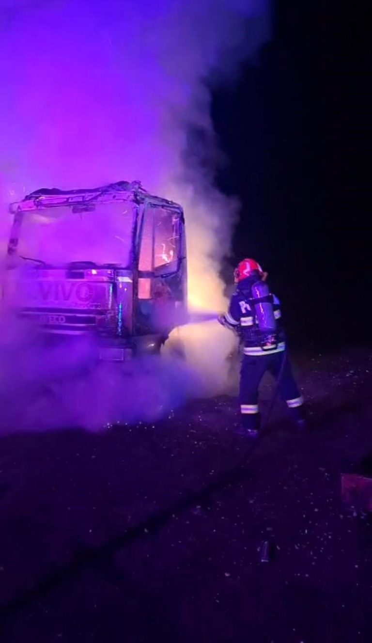FOTO: Incendiu devastator la un autocamion provocat de o mână criminală