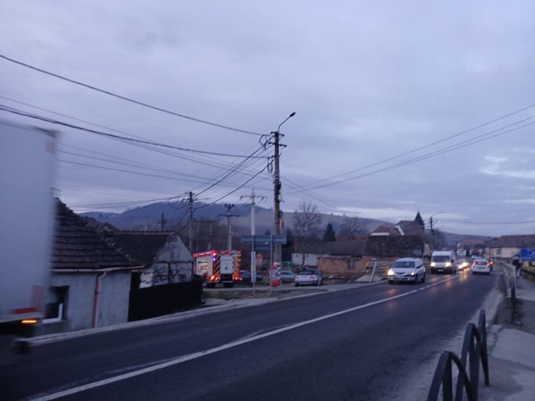 ULTIMA ORĂ/FOTO: Incendiu la un transformator. Mai multe străzi din Copșa Mică, fără energie electrică