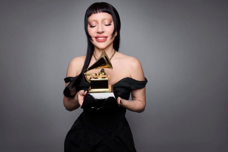Lady Gaga uimește la Grammy 2026: „Abracadabra”, reinventată rock, și apariție spectaculoasă cu o… colivie de pasăre