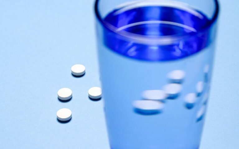 Un medicament foarte popular, pentru tratarea refluxului gastric, asociat cu anemie și slăbirea oaselor. Cercetătorii au descoperit care sunt riscurile utilizării pe termen lung