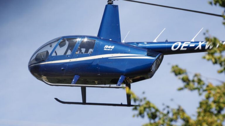 Primarul unei comune din România merge la muncă cu elicopterul. Locuitorii nu au canalizare și apă potabilă