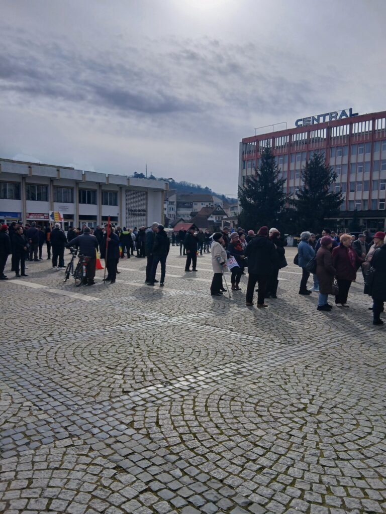 FOTO: Medieșenii au protestat împotriva majorării taxelor. „STOP” majorării taxelor și abuzurilor dictate de guvernul „Ilie Sărăcie”