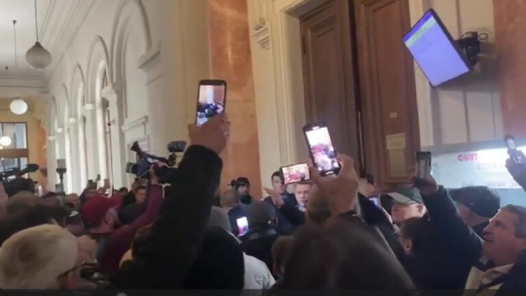VIDEO/ULTIMA ORĂ: Scandal la tribunal. Susținătorii lui Călin Georgescu au intrat în Curtea de Apel București