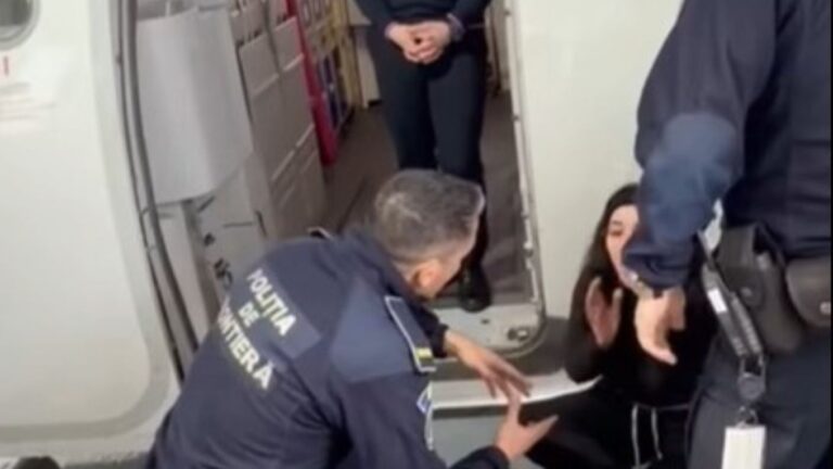 VIDEO: Scandal uriaș la îmbarcarea într-un avion. O femeie a fost luată pe sus de polițiștii de frontieră