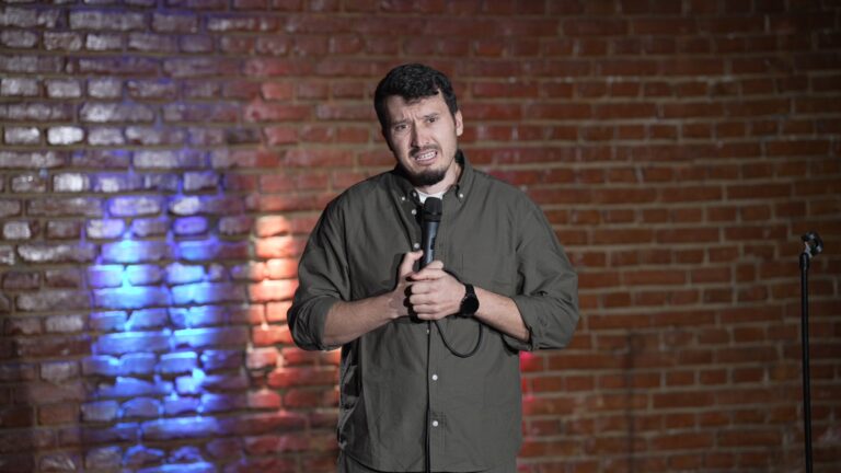 „Blugi, banane, comentarii”, show memorabil Serghei la Sibiu. „Prostul satului avea păreri la crâșmă și acum are internet. Eu cred că nu poți să debitezi chiar orice, în toate direcțiile, și să nu fi sancționat în niciun fel”