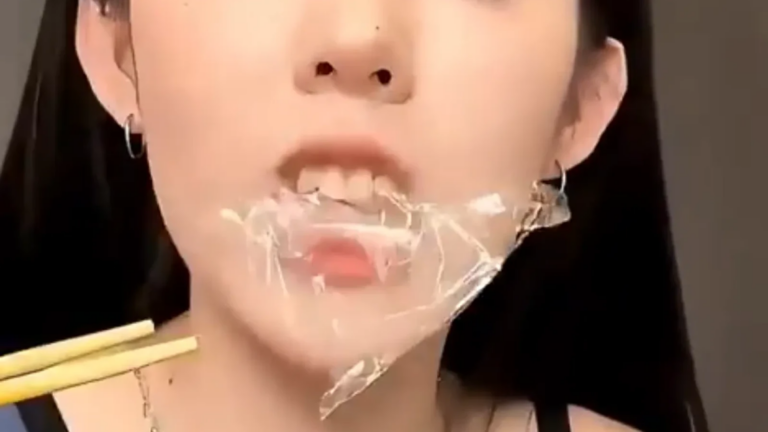 VIDEO: S-a ajuns prea departe cu metodele de slăbit. Învelirea alimentelor în plastic înainte de a fi introduse în gură, virală pe rețelele sociale