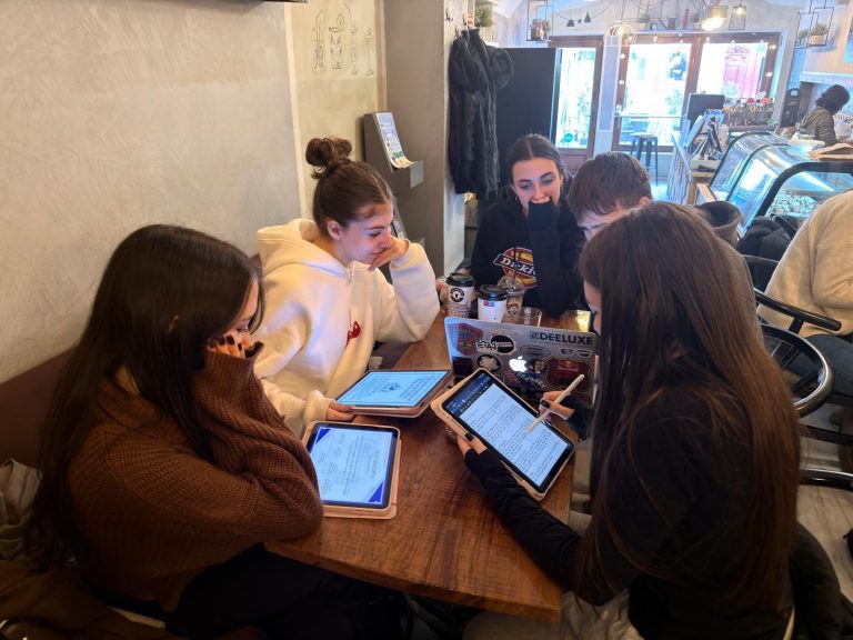 Premieră în Sibiu: Elevii Colegiului Național „Samuel von Brukenthal” aduc lumea diplomației la picioarele tinerilor prin BrukMUN