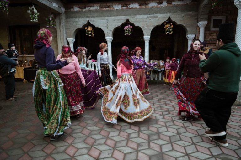 „Anii Drumeției”: turiștii au încercat rețeta de „șahaimas” și dansurile căldărarilor din Brateiu