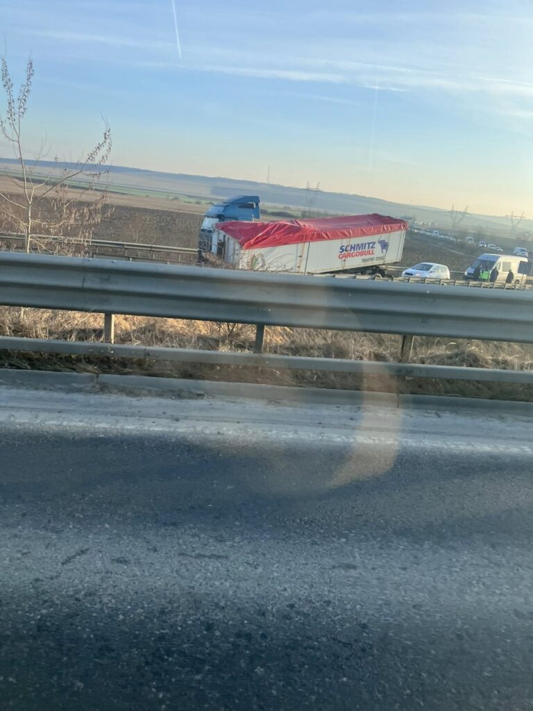 FOTO/ULTIMA ORĂ: Un autocamion blochează A1 la ieșirea spre Ocna Sibiului