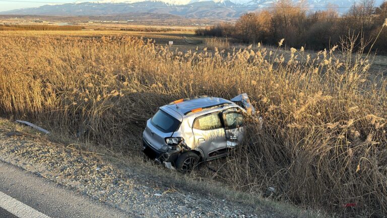 FOTO/ULTIMA ORĂ: Accident între două autoturisme și un autocamion pe DN 1, în zona localității Bradu