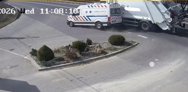 FOTO/VIDEO: Accident șocant pe Valea Oltului. Ambulanță aruncată în afara carosabilului după un impact