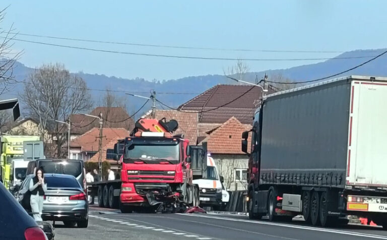 FOTO/ULTIMA ORĂ: Grav accident rutier pe Valea Oltului. O femeie a rămas prinsă într-un autoturism